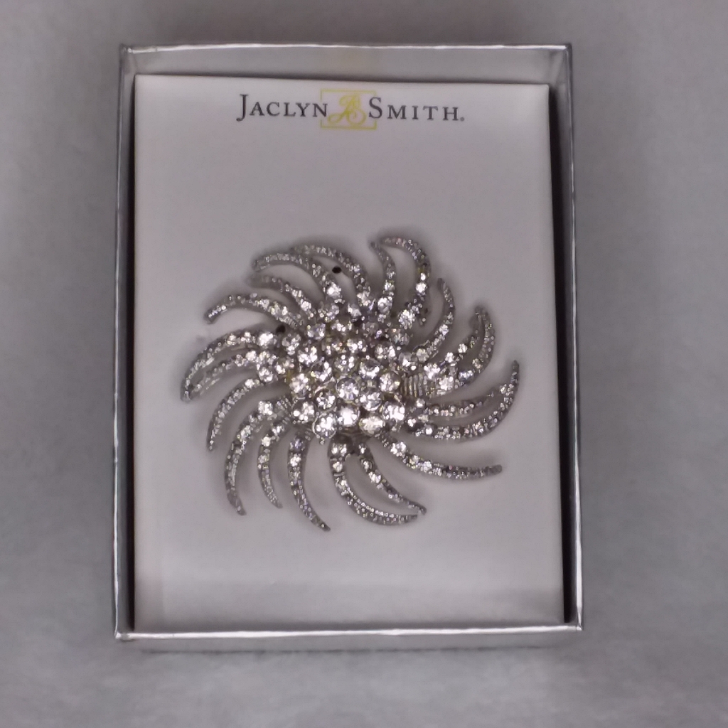 Holiday Snowflake Brooch Silver Tone Clear Crystals By Jaclyn Smith 15$